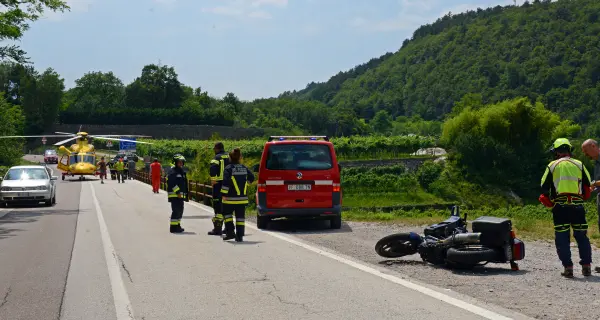 Cade a terra per evitare l'impatto Ferito motociclista di 57 anni