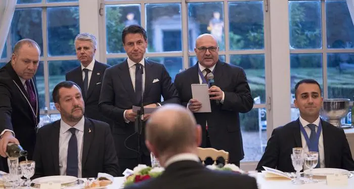 Lega-fondi russi, aperta un'inchiesta Conte: «Fiducia in Salvini»
