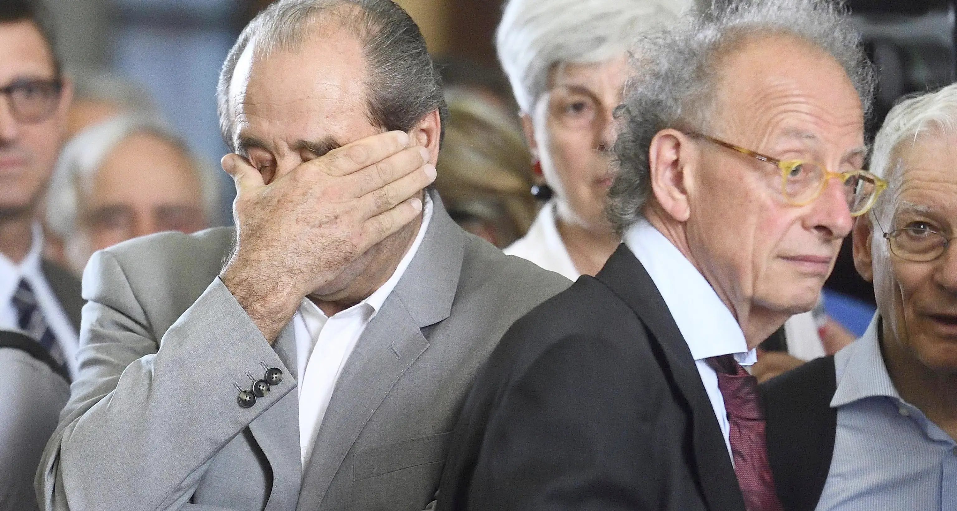 L'addio a Borrelli. Di Pietro piange «Sognava un'Italia lontana dal malaffare»