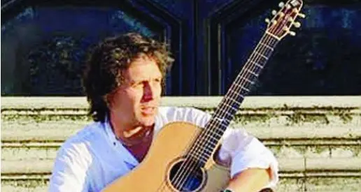 La chitarra di Peppino D'Agostino oggi nello scenario di Fuciade