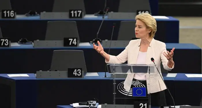 Sì del Parlamento a von der Leyen È presidente della Commissione Ue
