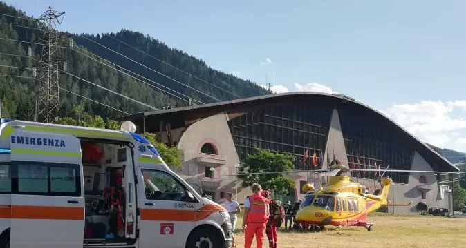 Ferito alla testa con la motosega mentre fa legna nei boschi