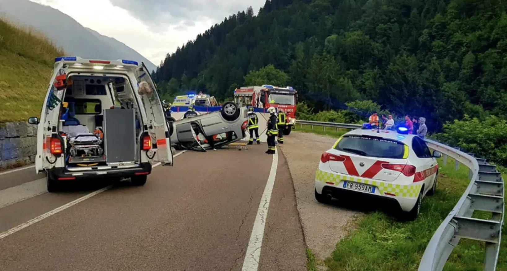 Auto sbanda e si capotta: gravissimo un uomo di 43 anni al bivio di Verdesina vicino Tione