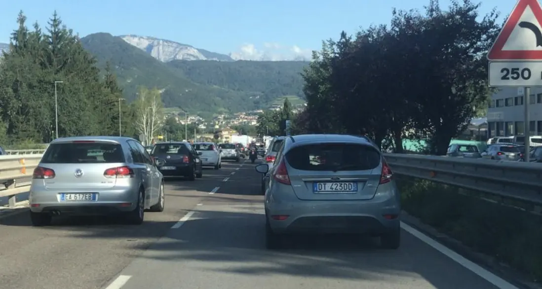 Tamponamento al Cirè, la statale della Valsugana paralizzata: lunghe code da Pergine a Trento