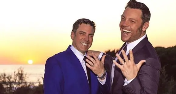 Tiziano Ferro si è sposato con il suo compagno Victor «E adesso, diventiamo genitori»