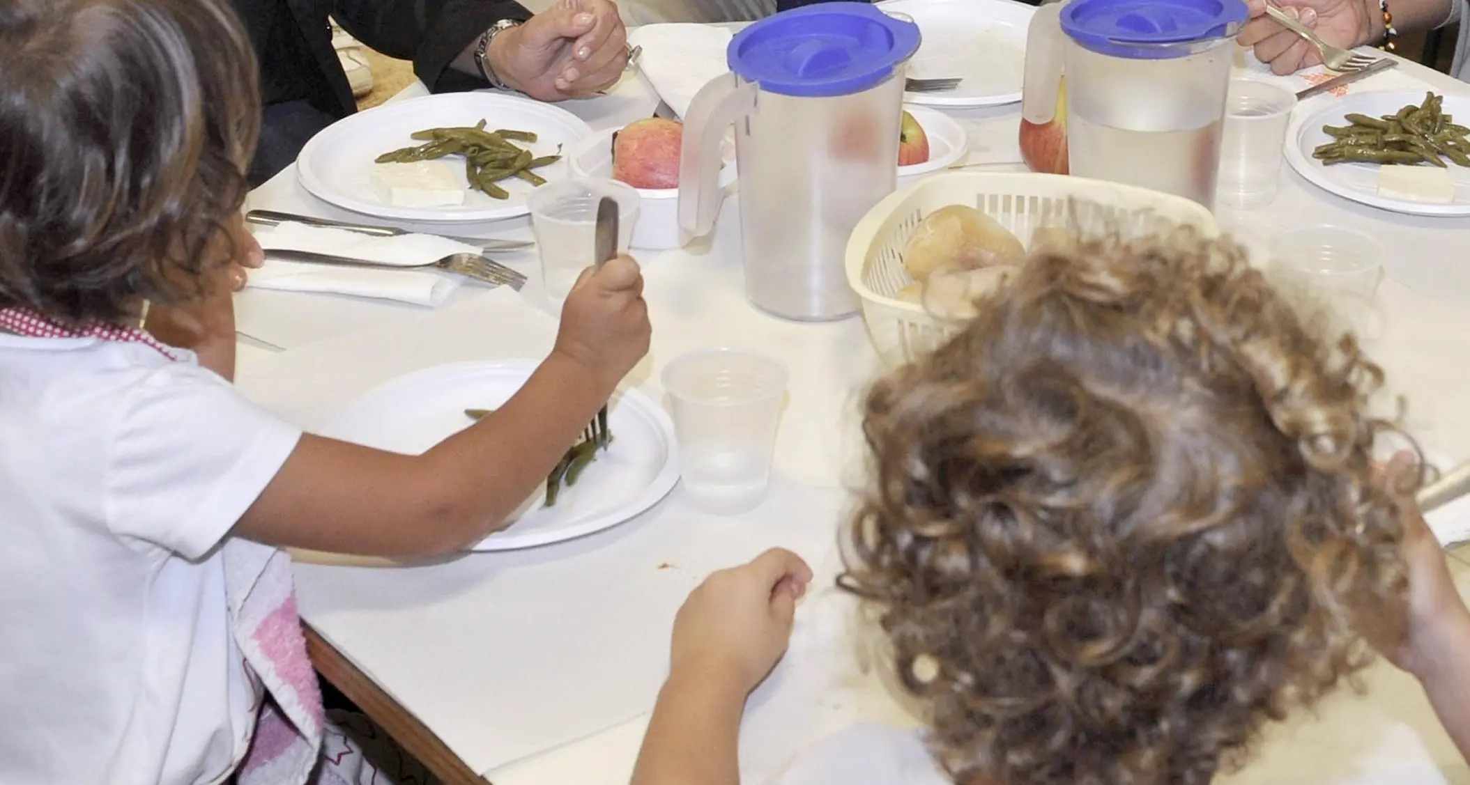 Riduzioni mense, trasporti e asili: 35 mila famiglie a rischio per il caos nelle piattaforme Icef
