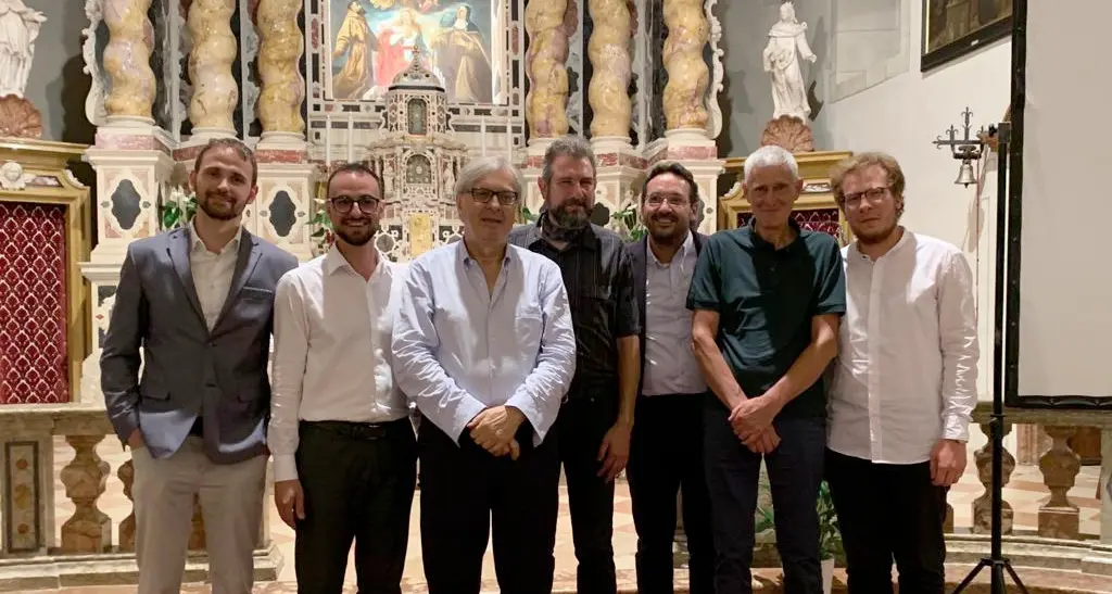Revò: folla alla lezione di Sgarbi Il parroco: allora speriamo che domenica venga a messa