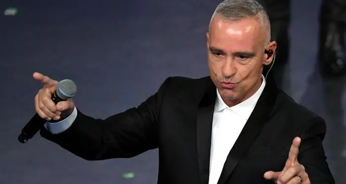 Eros Ramazzotti annuncia lo stop alla sua tournée: si opera alle corde vocali