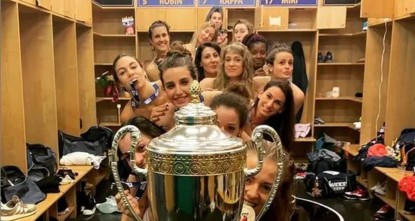 Imoco Conegliano campione d'Italia bis C'è anche la «trentina» Raphaela Folie Festa e foto senza veli con la coppa