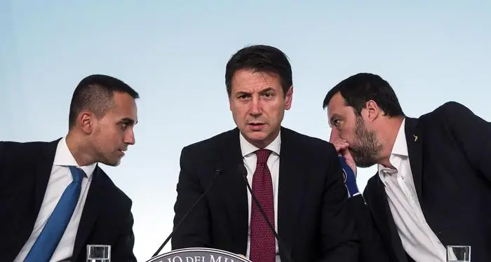 Governo, Conte rimuove Siri Salvini critica ma abbozza Di Maio esulta: vince l'onestà