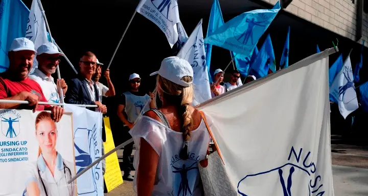 Gli infermieri trentini scendono in piazza «Basta: siamo pochi e oberati di lavoro»