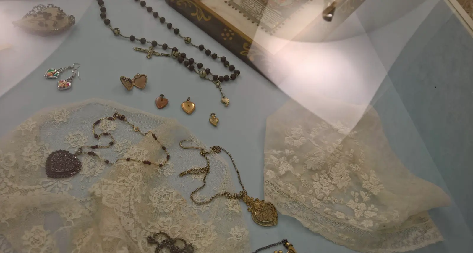 Caccia al ladro della collana sparita a Palazzo Trentini