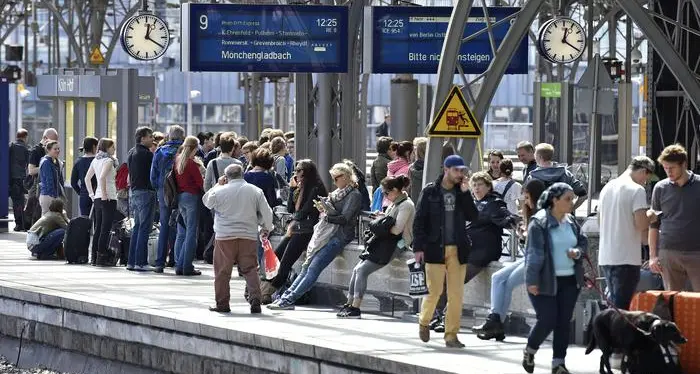Shock a Francoforte: bimbo di 8 anni spinto sotto un treno