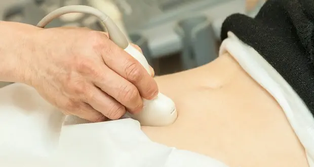 Autismo, troppi ormoni nell'utero della madre una possibile causa