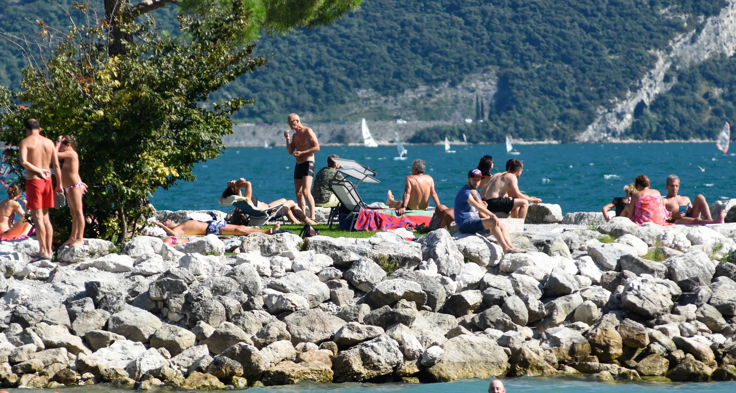 Ladri di zaini in spiaggia presi dalle Polizia locale Tre i denunciati per furto