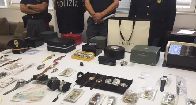 Fermati in A22 con 370mila euro tra contanti, gioielli e orologi