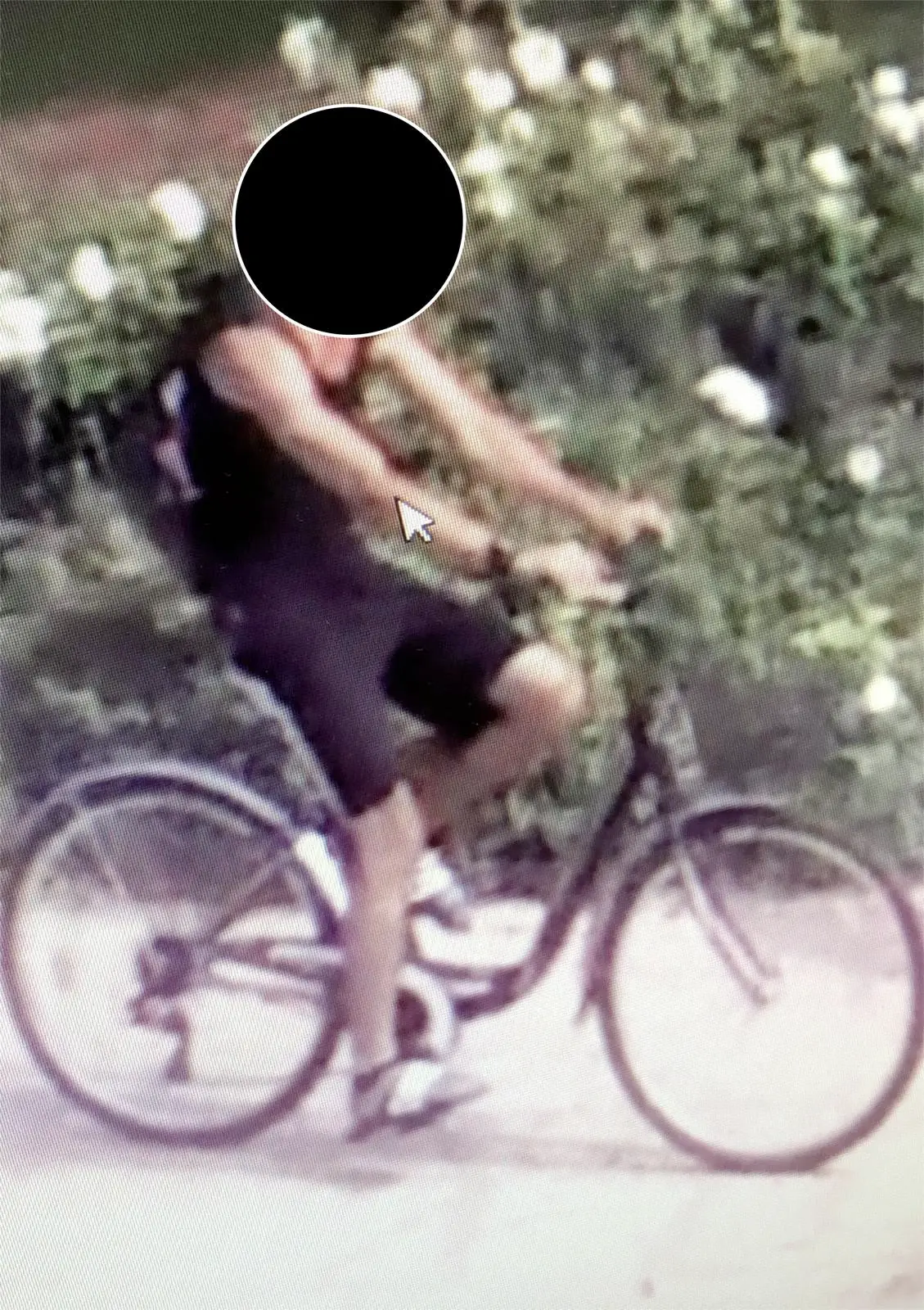 ladro di zaini in spiaggia a riva