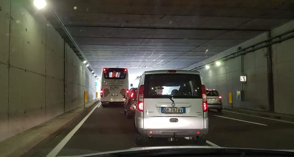 Incidente a quattro in tangenziale Trento, incubo ingorgo: traffico bloccato dappertutto