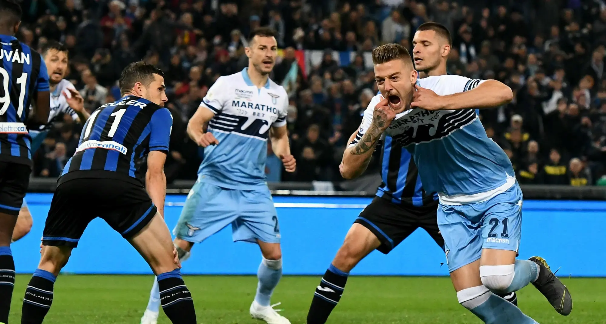 Coppa Italia alla Lazio, 2-0 all'Atalanta, ultras laziali feriscono due vigili e bruciano un'auto della polizia locale