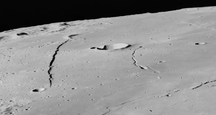 Anche la Luna trema e si restringe: registrati terremoti e \"rughe\"