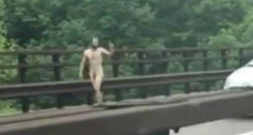 Camminava nudo in autostrada: non era un camionista, ma un giovane tedesco in crisi psichiatrica