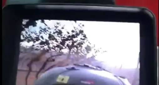 Il saluto del nostro lettore all'alba nel trattore per i trattamenti sulle vigne - VIDEO