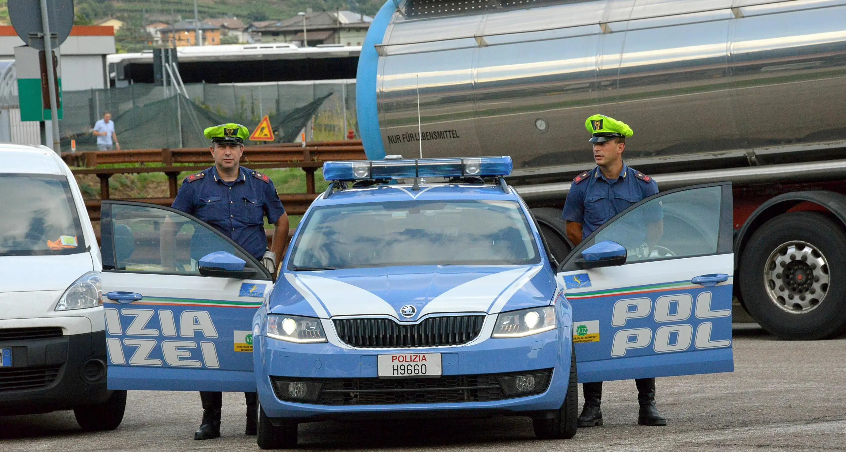 Un uomo nudo in autostrada la Stradale blocca il traffico per inseguirlo e fermarlo
