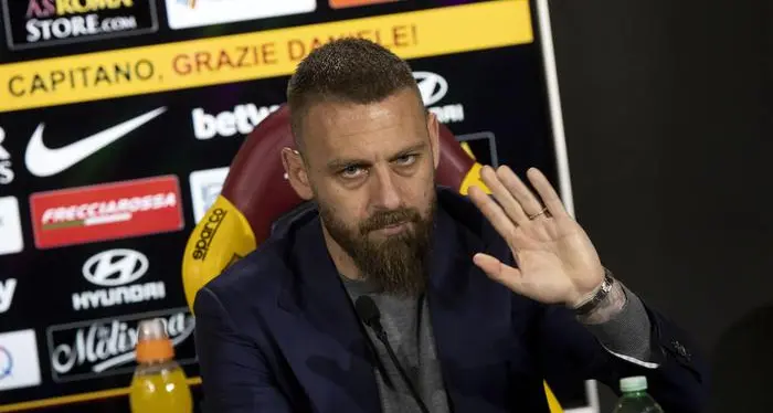 Roma, per l'addio di De Rossi tifosi in rivolta: ieri striscioni contro la società