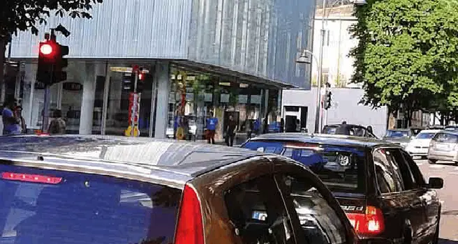 Non si mettono d'accordo dopo l'incidente Multati perché intralciano il traffico