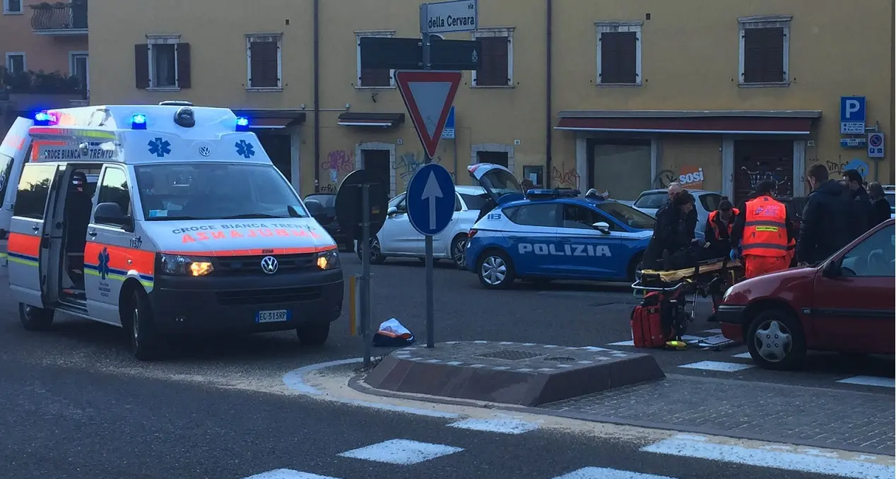 Investe una ragazza, chiede scusa e se ne va ma è «incastrata» da un'altra automobilista che la insegue e fotografa il numero di targa