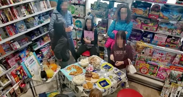 «Celo, manca, celo»: passione figurine Domani in edicola scambio delle doppie