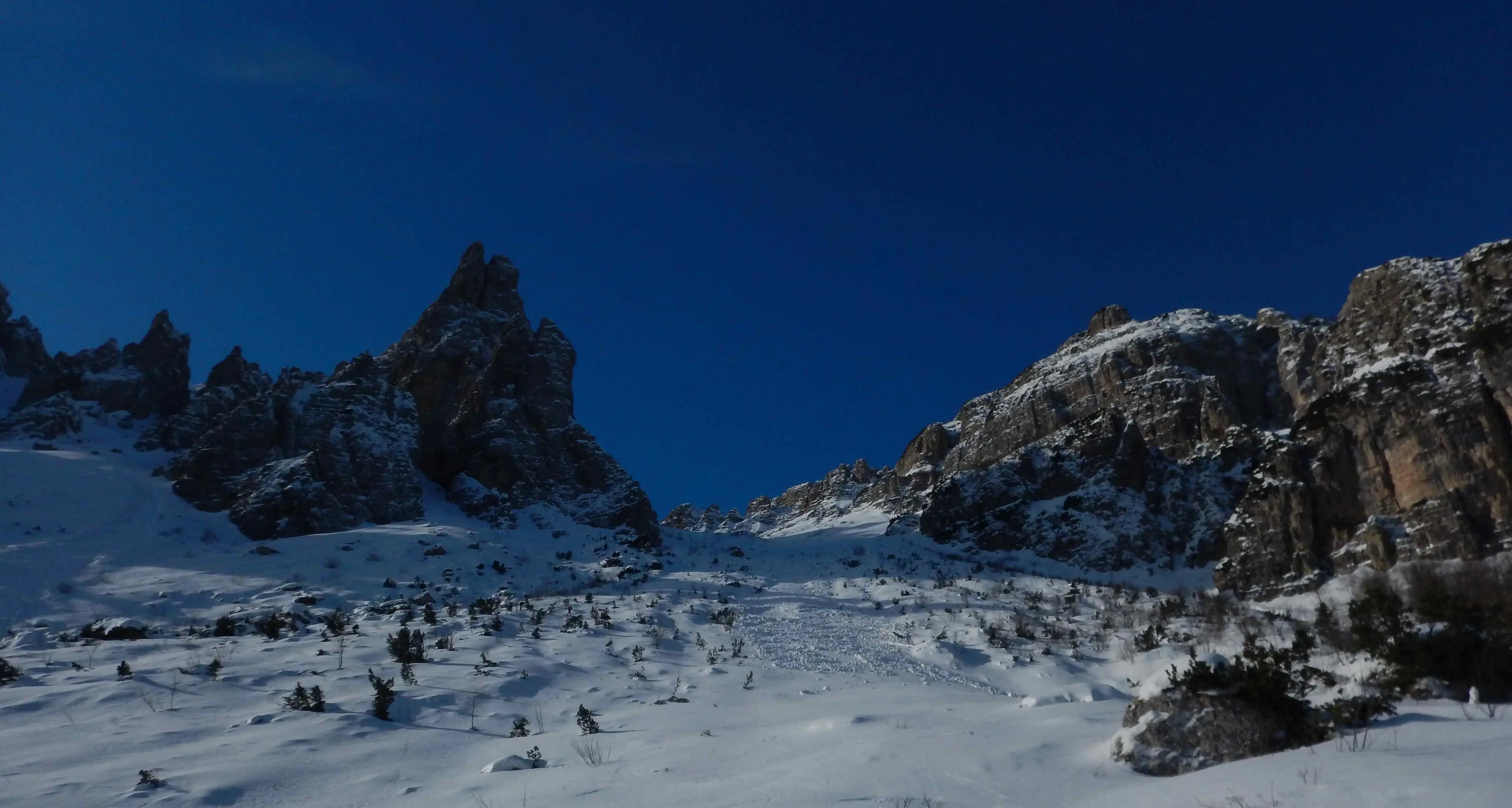 Travolto dalla valanga sulle Piccole Dolomiti, grave in ospedale. Imponente ricerca per un disperso che non c'era