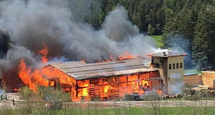 Furioso incendio a Collepietra distrutta dal fuoco una falegnameria per fortuna non ci sono feriti