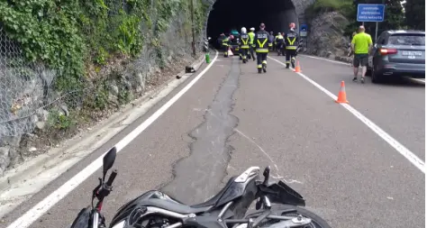 Perde il controllo della moto e vola in galleria tra Tempesta e Torbole Ferito un ragazzo di 22 anni