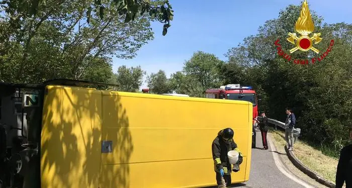 Scuolabus rovesciato e bimbi feriti L'autista risulta positivo all'alcoltest Dopo l'incidente era fuggito a piedi