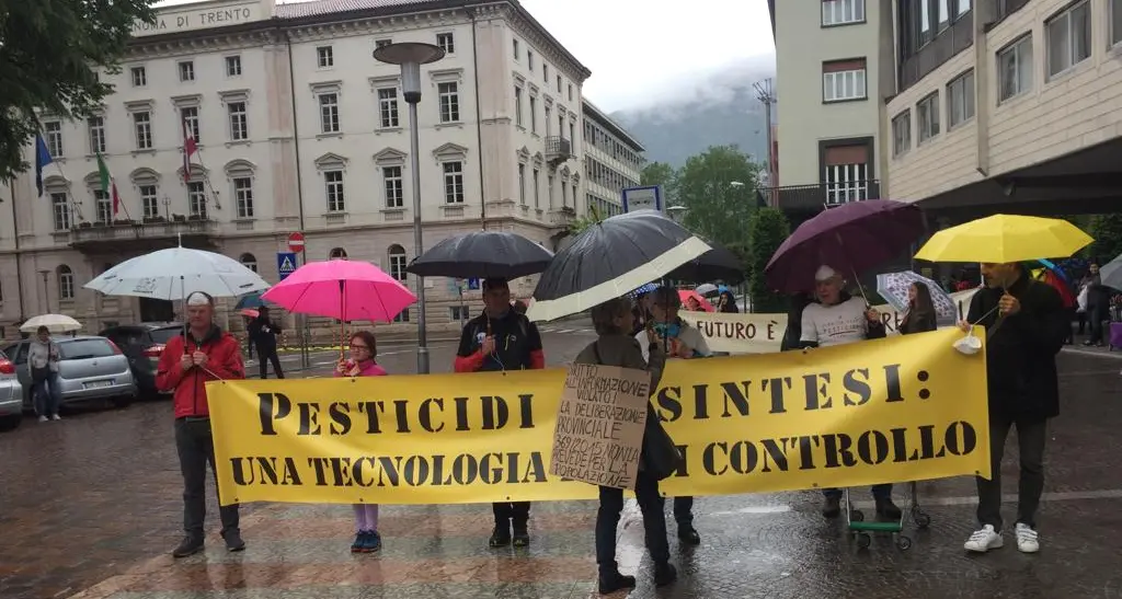 In 500 alla Marcia No Pesticidi sotto la pioggia tante famiglie per chiedere un ambiente pulito