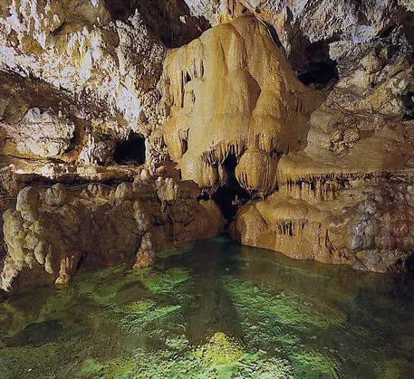 02/05/00 FOTO PER NOTIZIARIO TURISTICO LIGURE intinerari: le grotte di toirano in prov. di savona, in particolare la grotta della basura.