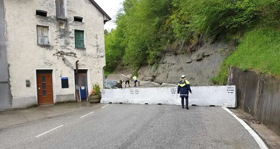 Belluno, enorme frana minaccia un paesino dell'Alpago Evacuati gli abitanti di Schiucaz