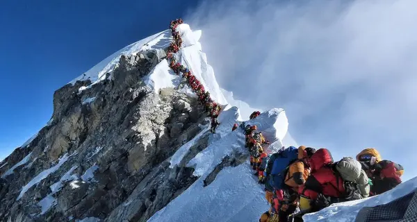 Everest preso d'assalto In una settimana dieci morti