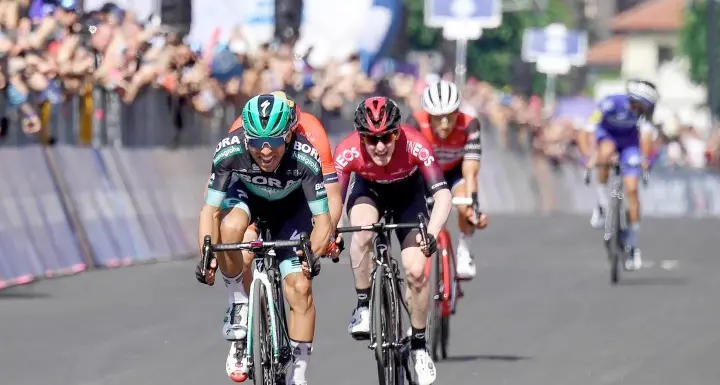 Fucilata in volata a Pinerolo Trionfo al Giro per Benedetti