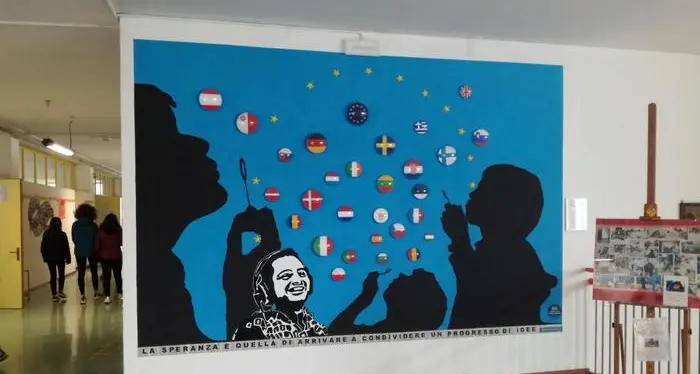 Un murales per Megalizzi tante bolle di sapone diventano le bandiere dell'Europa
