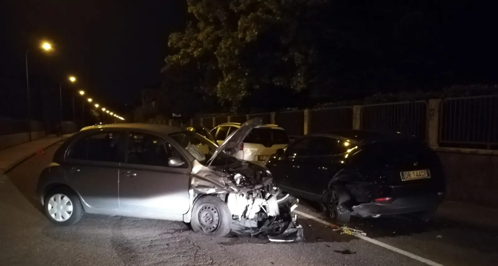 Auto sbanda e finisce contro tre vetture parcheggiate