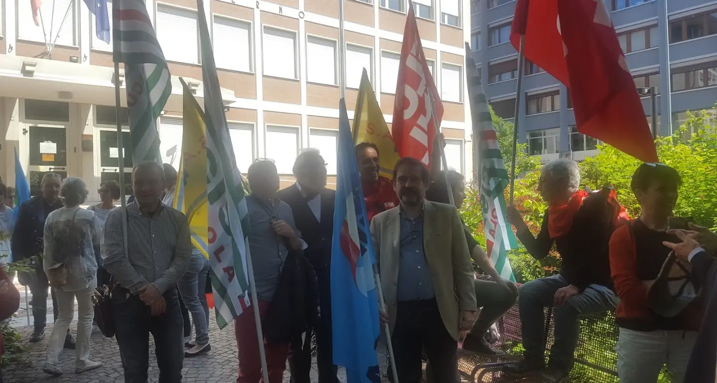 Presidio al Commissariato per i sindacati della scuola solidali con la prof sospesa