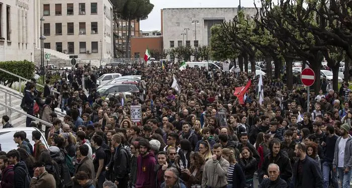 Mimmo Lucano alla Sapienza racconta il modello di accoglienza Fermate le contestazioni neofasciste