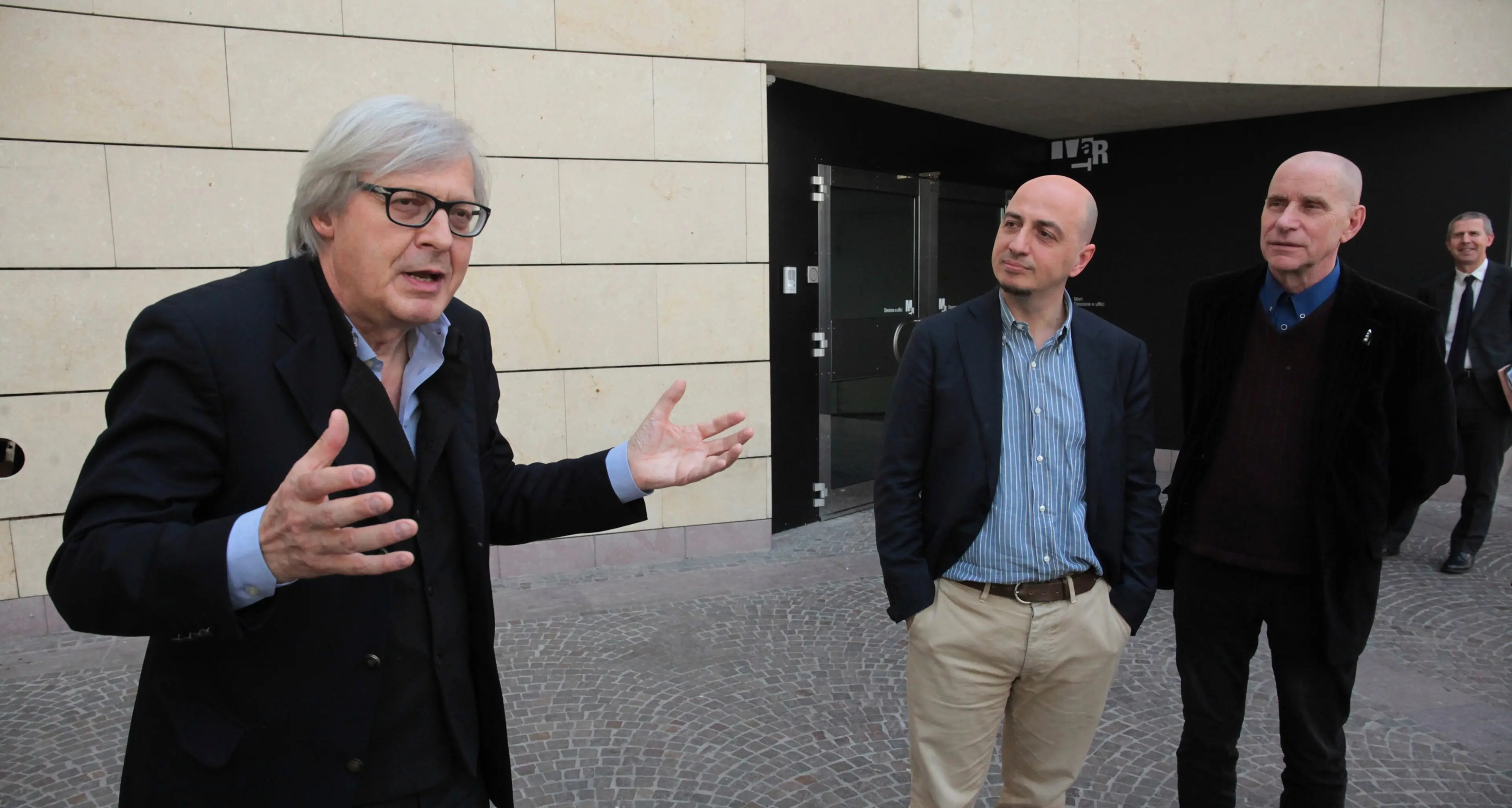 Provincia, una seduta bollente sugli insulti di Sgarbi ai consiglieri ma Fugatti smorza tutto