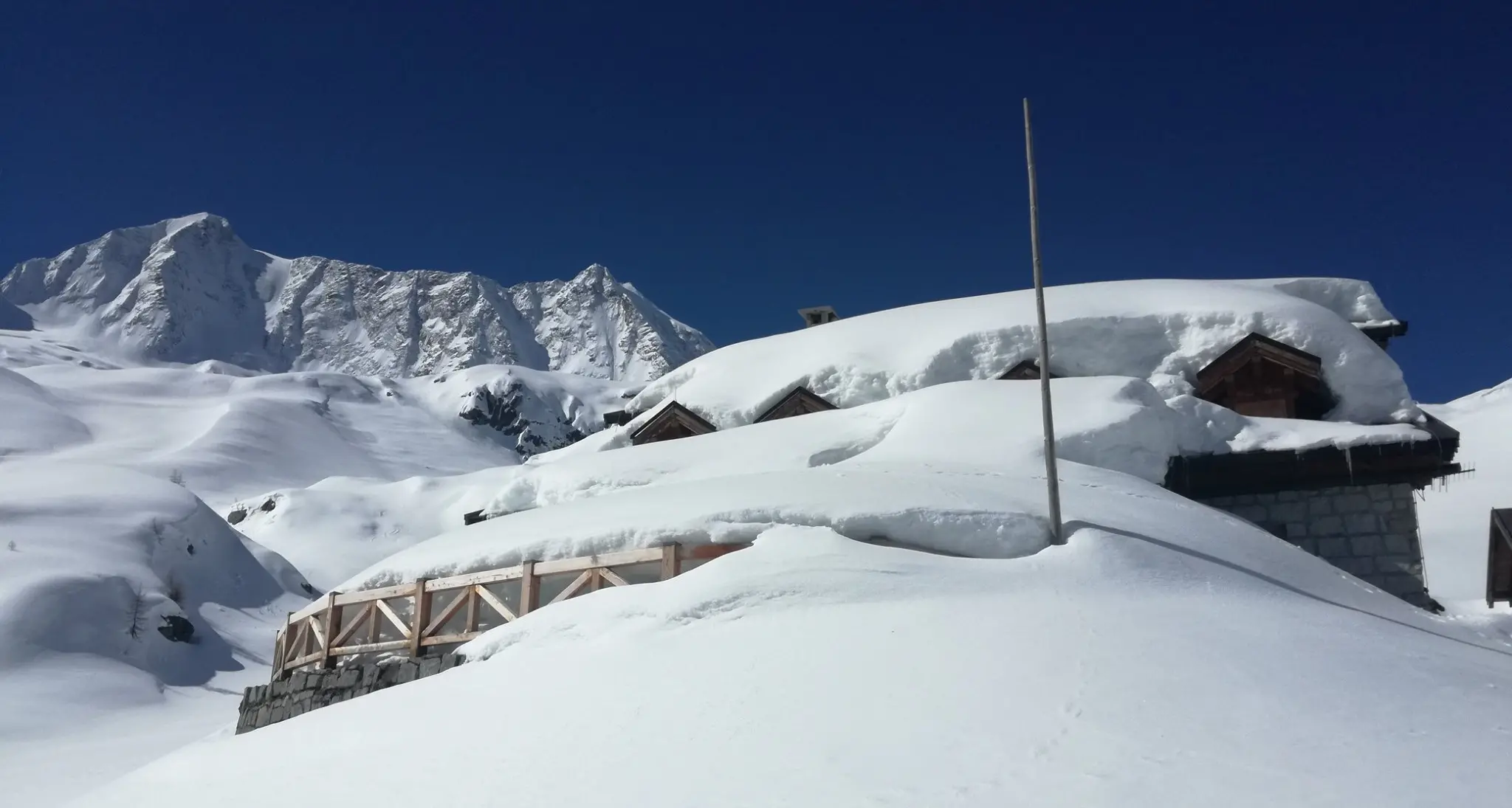 Rifugio Denza sepolto di neve i gestori rinviano l'apertura: «Ci rivediamo l'1 giugno»