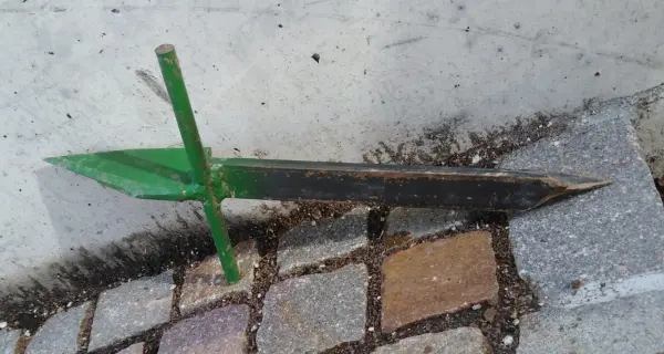 Una trappola per il trattore: punta di ferro nel terreno Dispetto o avvertimento