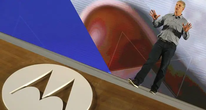 Motorola, ecco il telefono pieghevole La nuova frontiera della «conchiglia»