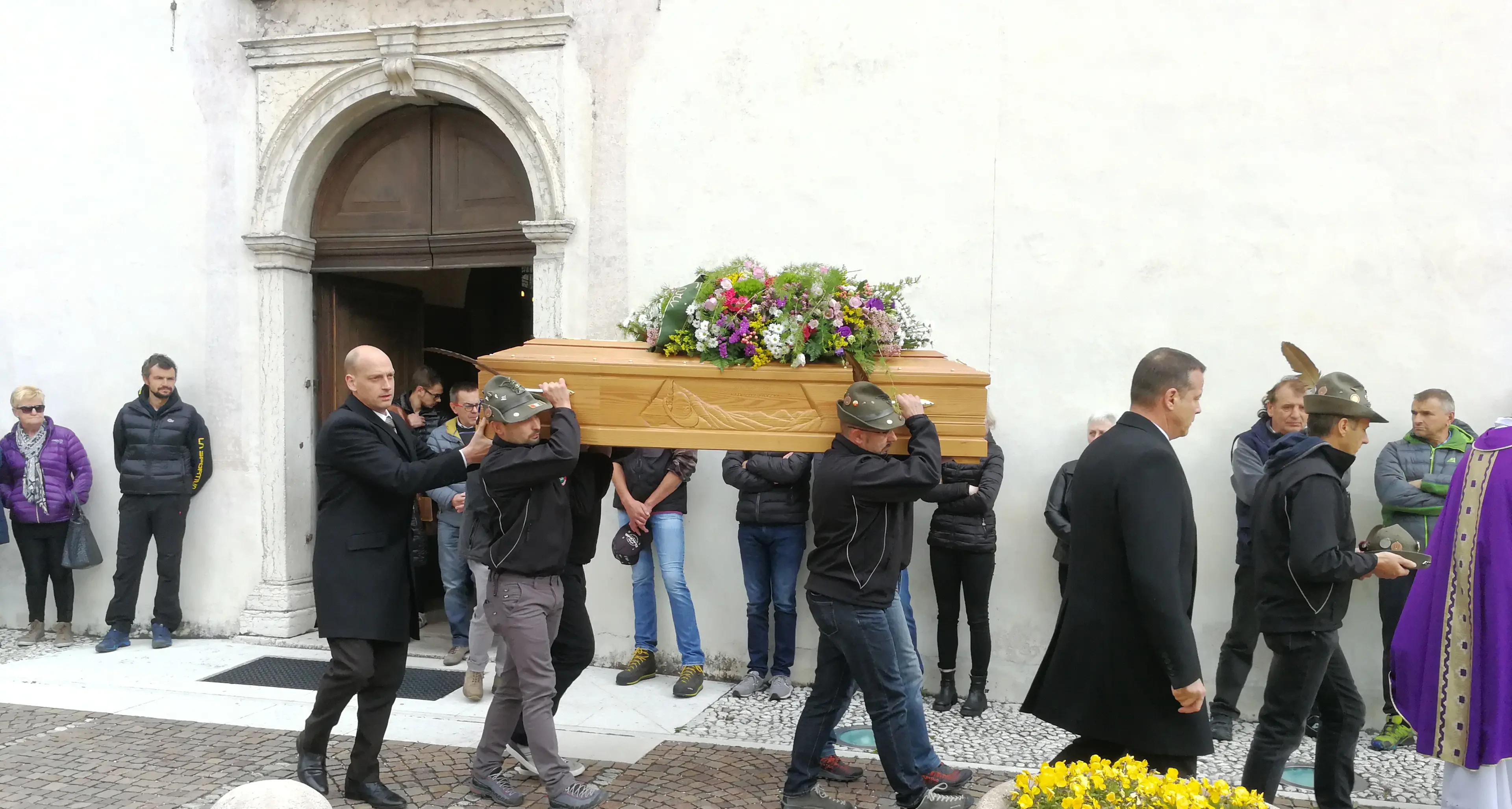 Mezzano, grande commozione per l'ultimo abbraccio a Dalla Sega morto schiacciato dal trattore
