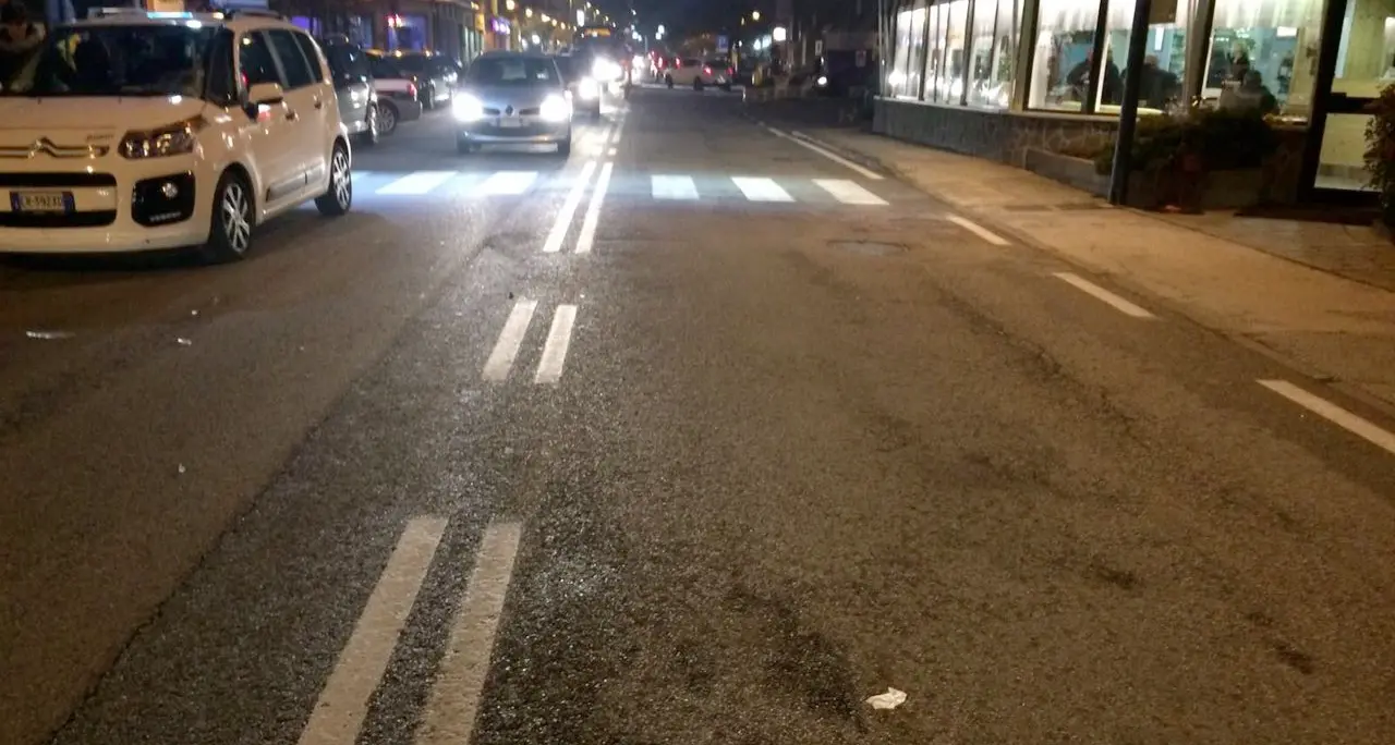 Alle 2 di notte sul rettilineo di via Venezia abbattono un palo con l'auto fuori controllo: due feriti